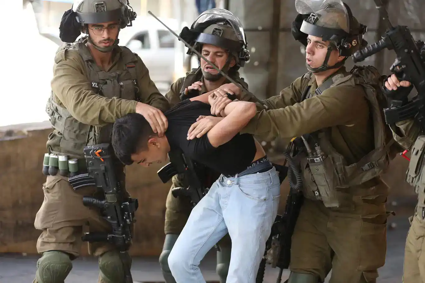 اشغالگران ۳۰ فلسطینی را در الخلیل بازداشت کردند: در میان آنها کودکان نیز هستند اشغالگران ۳۰ فلسطینی را در الخلیل بازداشت کردند: در میان آنها کودکان نیز هستند