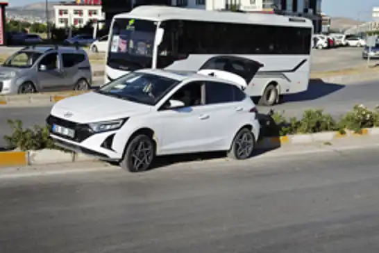 Kamyonun sıkıştırdığı otomobil orta refüje çıktı