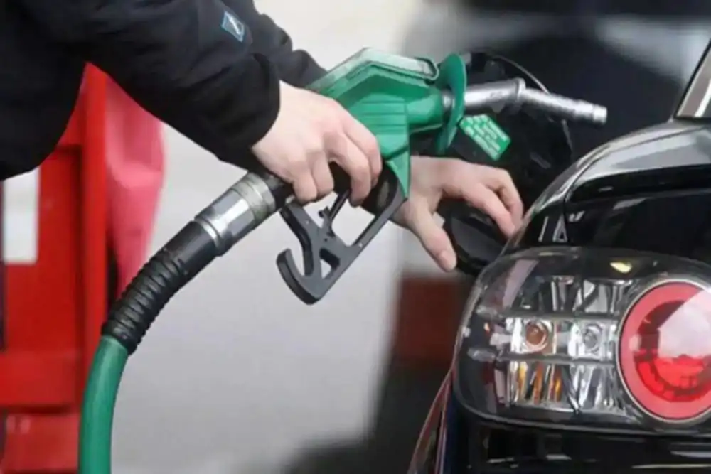 Benzin ve motorine zam: Fiyatlar rekor seviyeye yükseldi Benzin ve motorine zam: Fiyatlar rekor seviyeye yükseldi