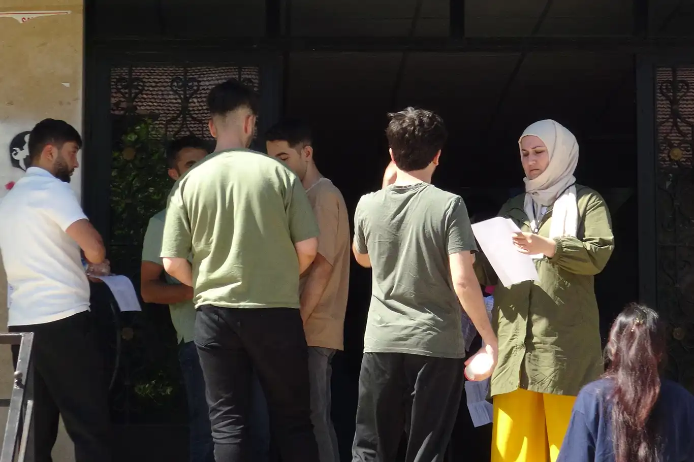 YKS'ye giren öğrenciler sınavda ter dökerken aileleri dışarıda onlara dua etti