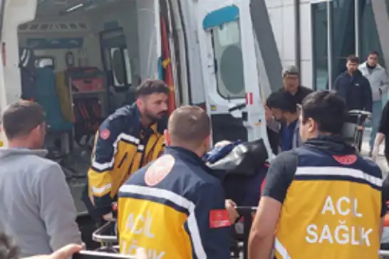 Sürücünün direksiyon hakimiyetini kaybettiği otomobil bariyerlere çarptı: 1 ölü, 2 yaralı