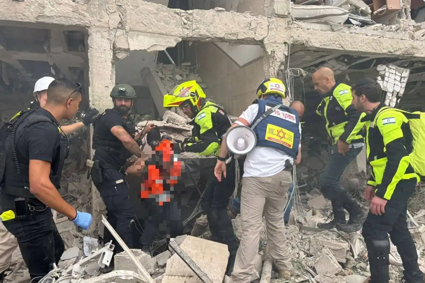 İran'ın işgale yönelik son füze dalgasında 26 kişi yaralandı, ağır hasar oluştu İran'ın işgale yönelik son füze dalgasında 26 kişi yaralandı, ağır hasar oluştu