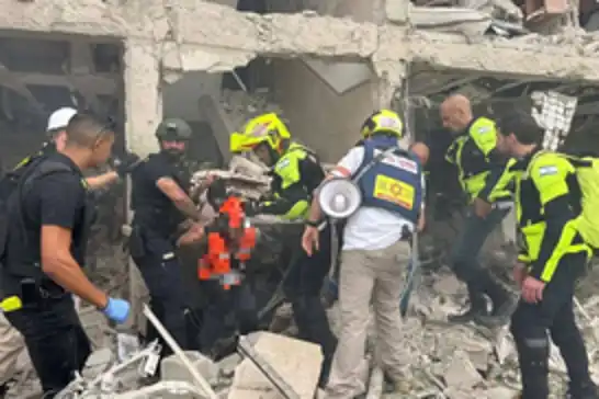خدمة الطوارئ الصهيونية: "26 جريحاً وأضرار جسيمة جراء الموجة الصاروخية الجديدة"