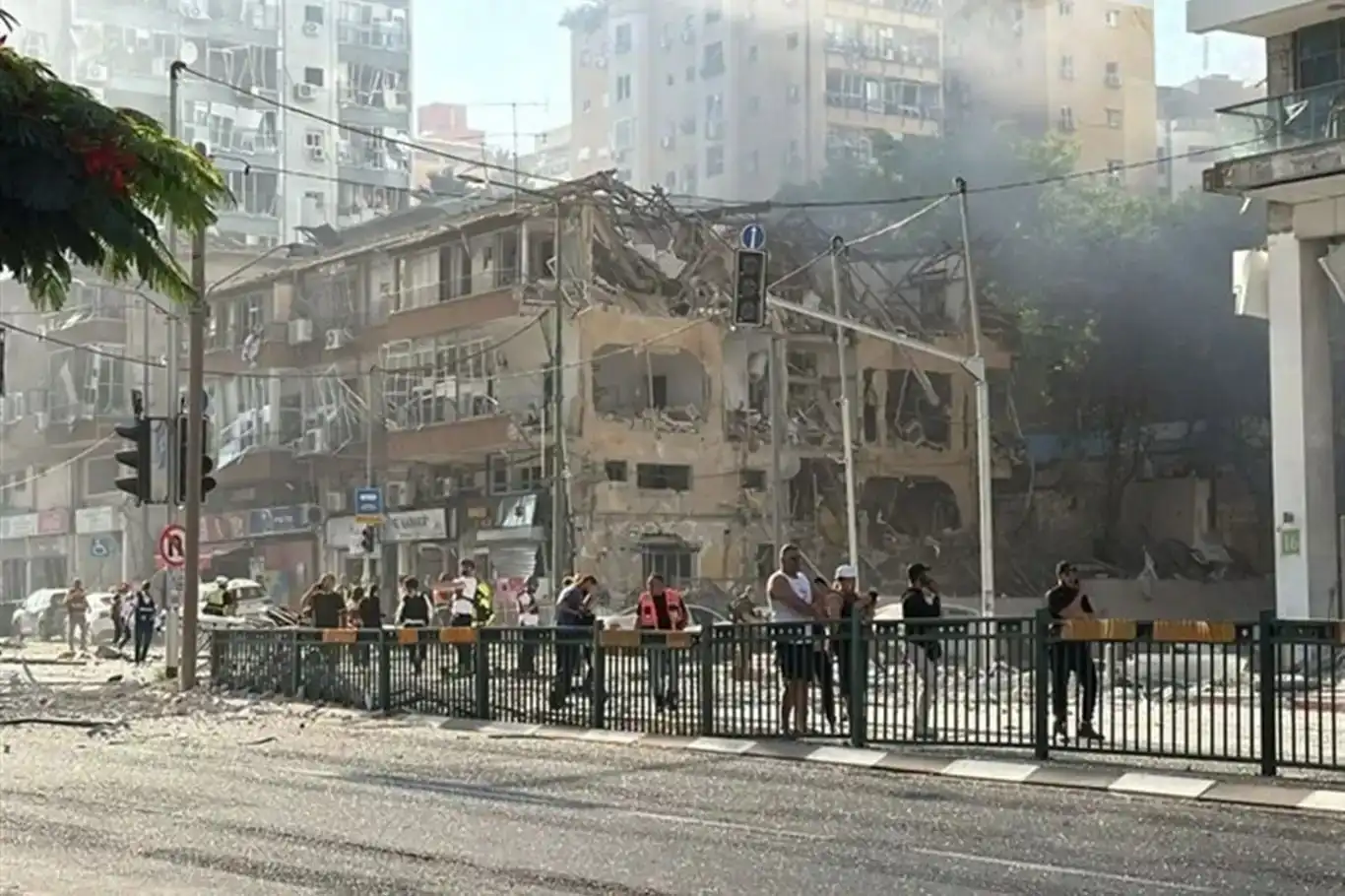 لأول مرة.. إيران تستخدم صاروخ "خيبر شکن" الباليستي متعدد الرؤوس في الهجوم العشرين على الكيان الصهيوني لأول مرة.. إيران تستخدم صاروخ "خيبر شکن" الباليستي متعدد الرؤوس في الهجوم العشرين على الكيان الصهيوني