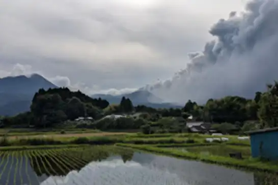 Japonya'daki yanardağı patladı