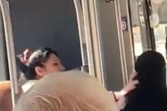 Halk otobüsünde tesettürlü kadına hakaret eden kadın gözaltına alındı