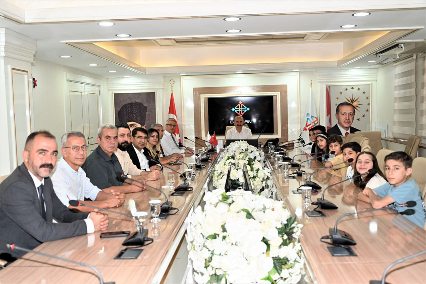 Bursluluk sınavında tam puan alan öğrenciler ödüllendirildi Bursluluk sınavında tam puan alan öğrenciler ödüllendirildi