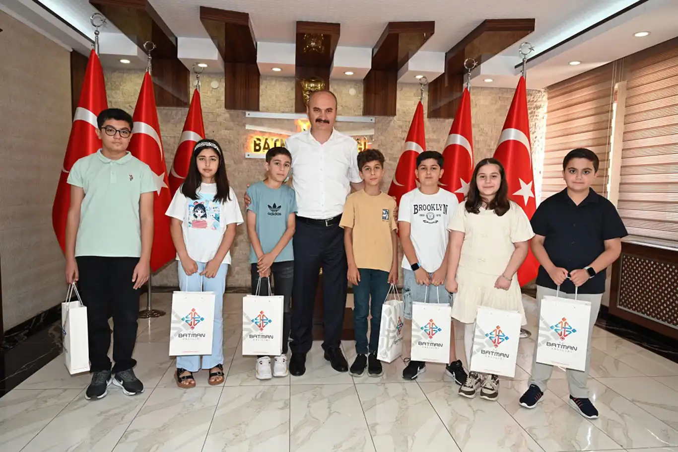 Bursluluk sınavında tam puan alan öğrenciler ödüllendirildi Bursluluk sınavında tam puan alan öğrenciler ödüllendirildi