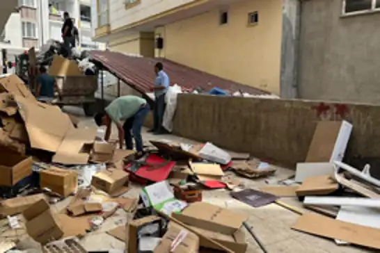 Siirt’te apartman boşluğundan 2 traktör dolusu çöp çıkarıldı