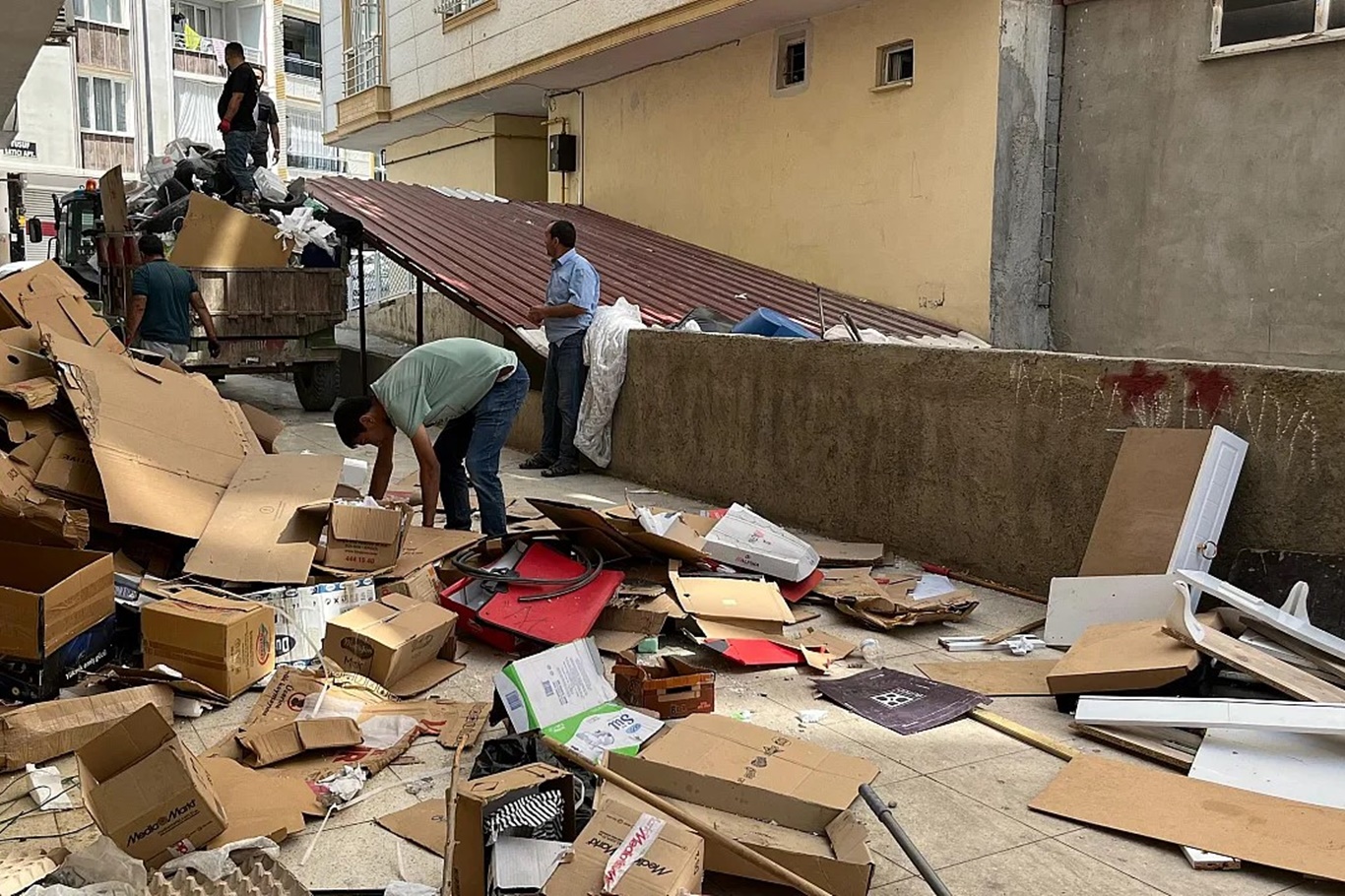 Siirt’te apartman boşluğundan 2 traktör dolusu çöp çıkarıldı Siirt’te apartman boşluğundan 2 traktör dolusu çöp çıkarıldı