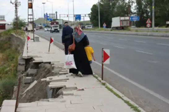 Aylardır çökmüş halde bulunan kaldırım ve yol için vatandaşlar çözüm bekliyor