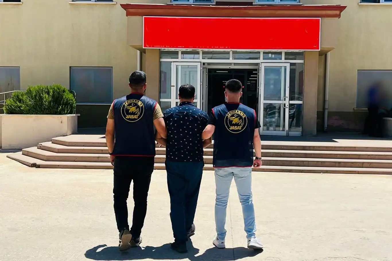 Gaziantep'te 15 yıl kesinleşmiş hapis cezası bulunan şahıs yakalandı Gaziantep'te 15 yıl kesinleşmiş hapis cezası bulunan şahıs yakalandı