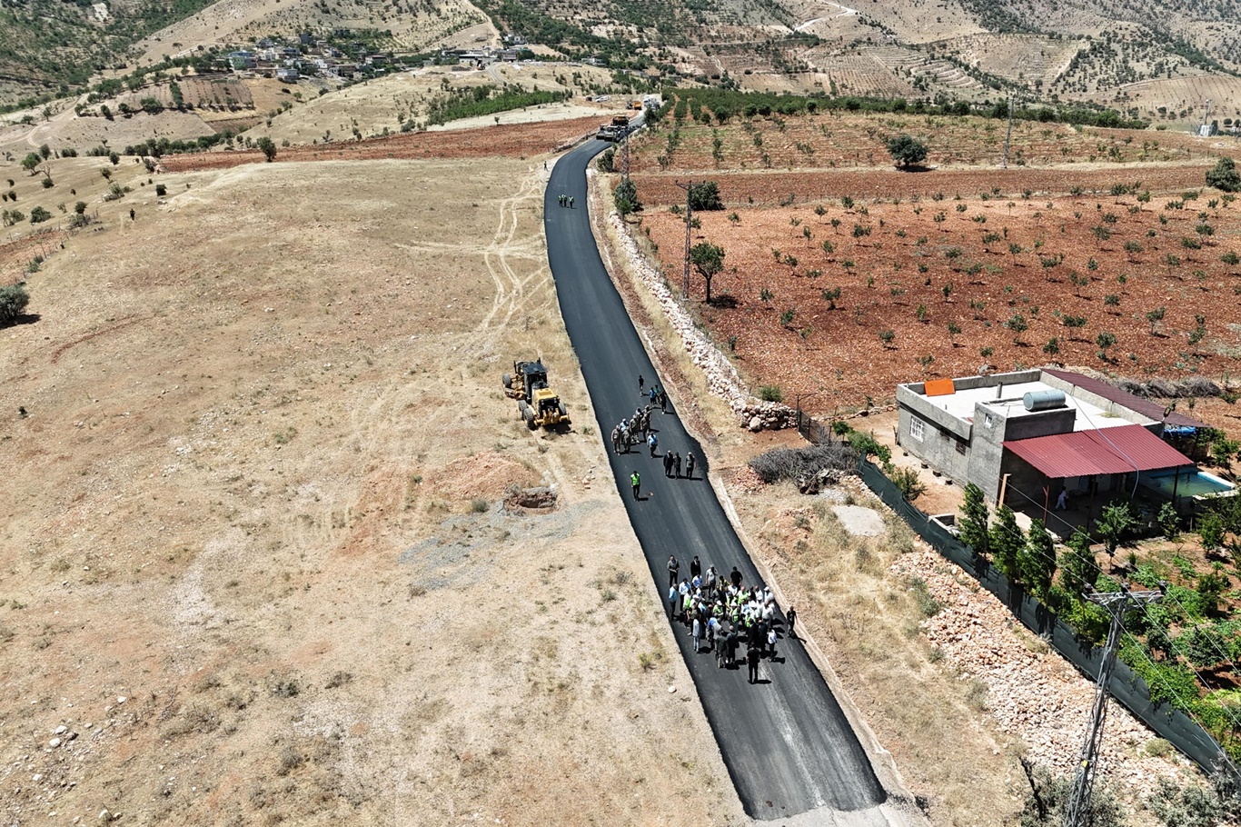 Siirt’te kırsal yollar yerli üretimle yenileniyor Siirt’te kırsal yollar yerli üretimle yenileniyor