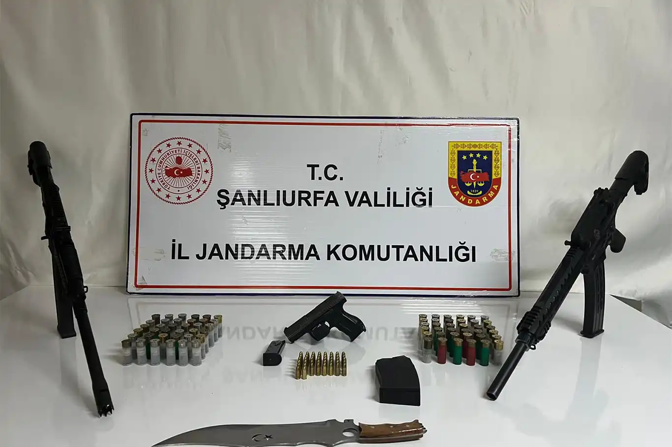 Şanlıurfa'da ruhsatsız silah operasyonu: 5 kişi gözaltına alındı Şanlıurfa'da ruhsatsız silah operasyonu: 5 kişi gözaltına alındı