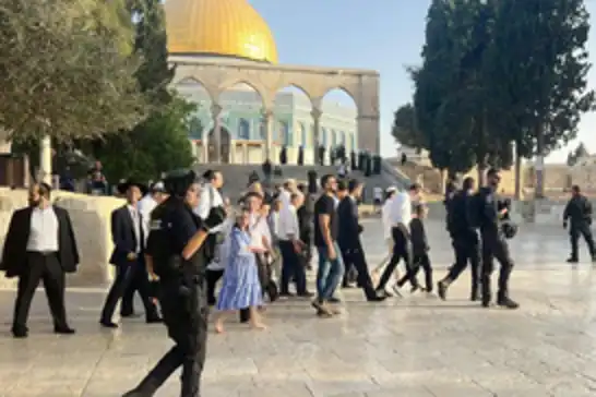 مستوطنون متطرفون يقتحمون المسجد الأقصى بحماية مشددة من قوات الاحتلال