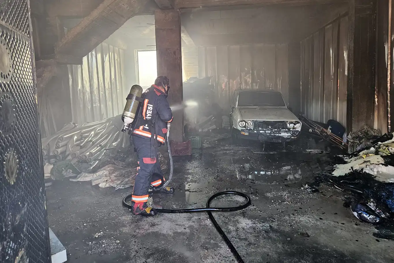 Depo yangında maddi hasar oluştu Depo yangında maddi hasar oluştu