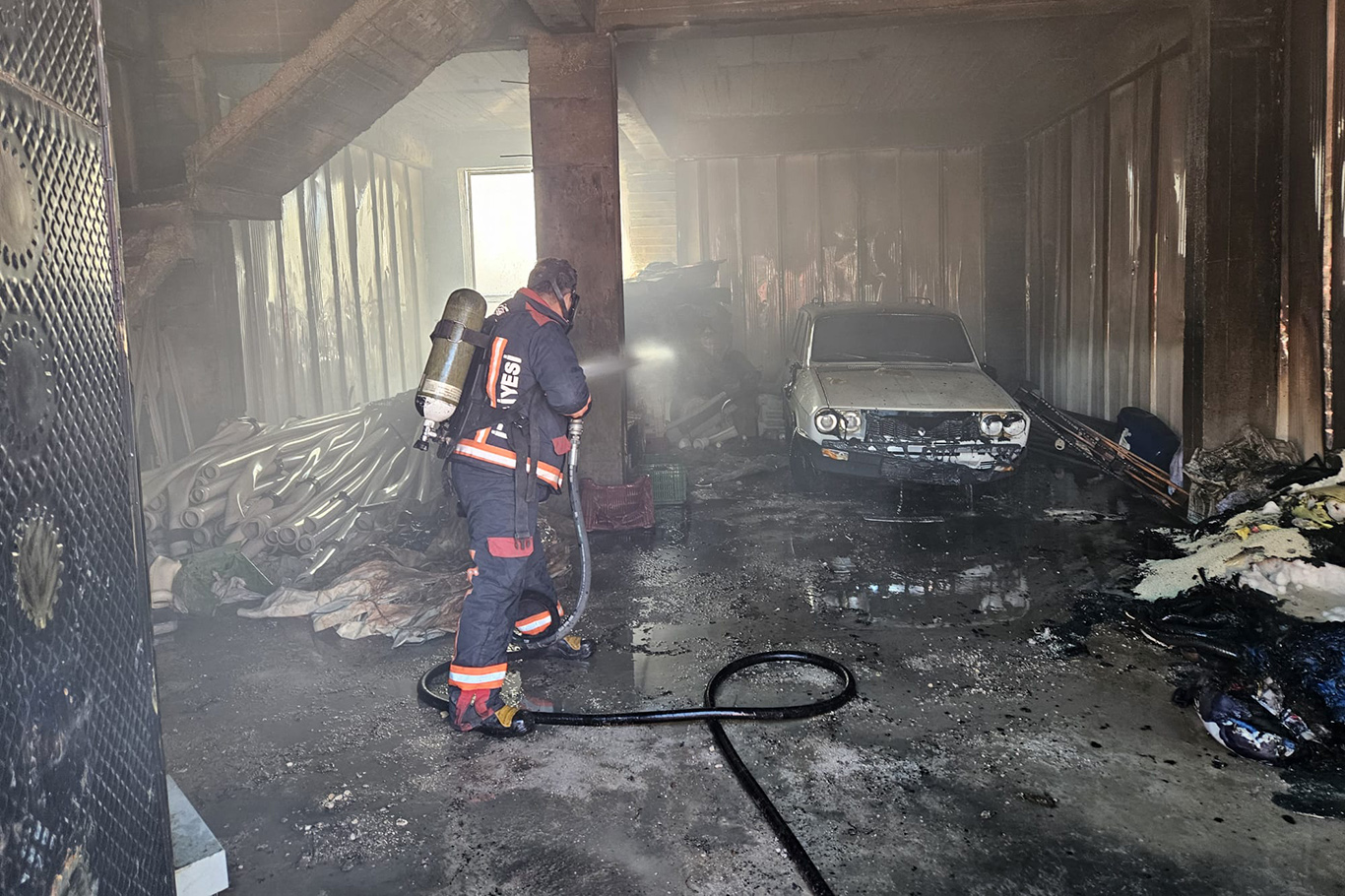 Depo yangında maddi hasar oluştu Depo yangında maddi hasar oluştu