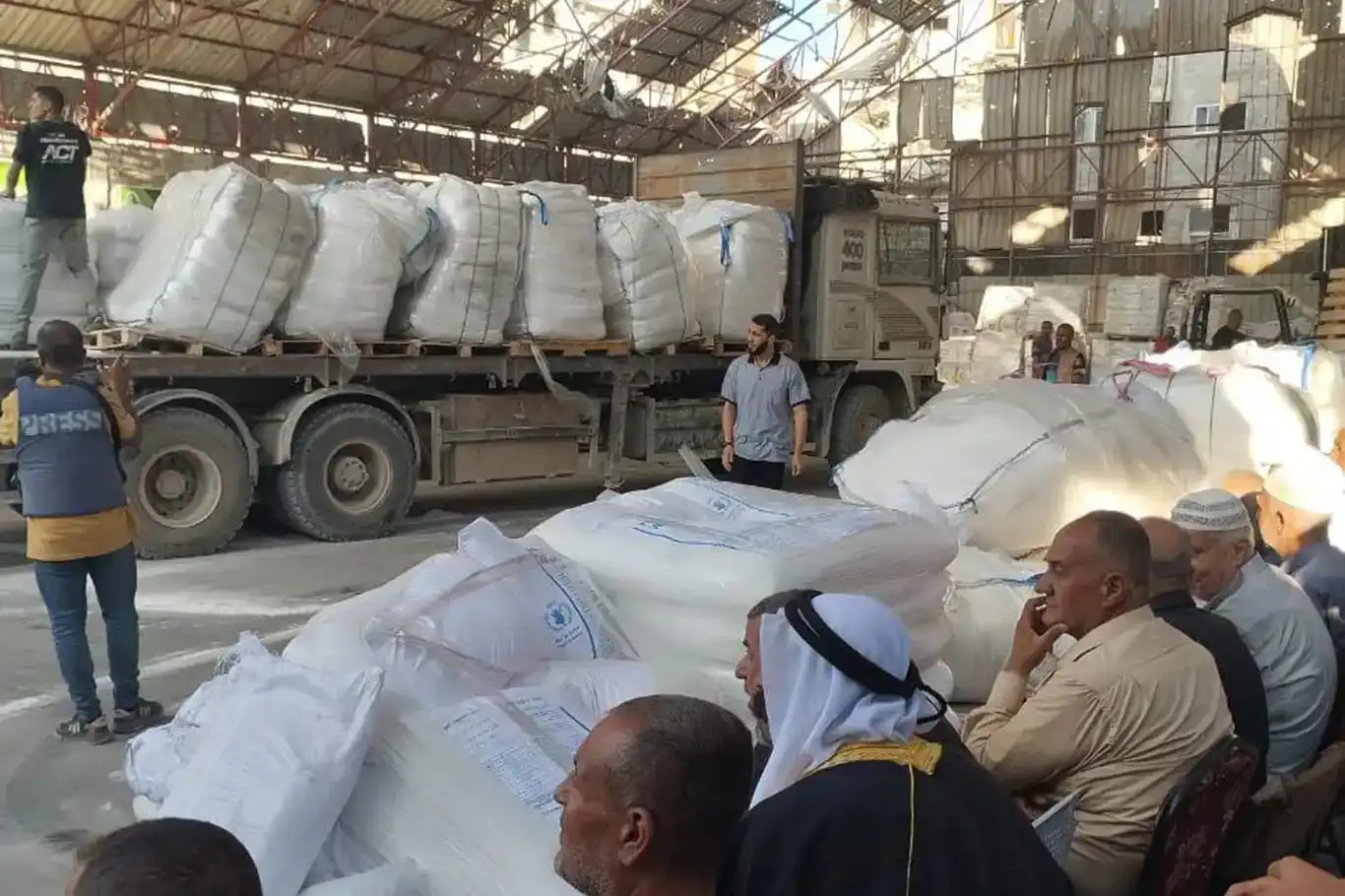 آغاز توزیع کمکهای انسانی در غزه؛ ۷۰ کامیون کمک در خانیونس توسط گروههای مسلح غارت شد آغاز توزیع کمکهای انسانی در غزه؛ ۷۰ کامیون کمک در خانیونس توسط گروههای مسلح غارت شد