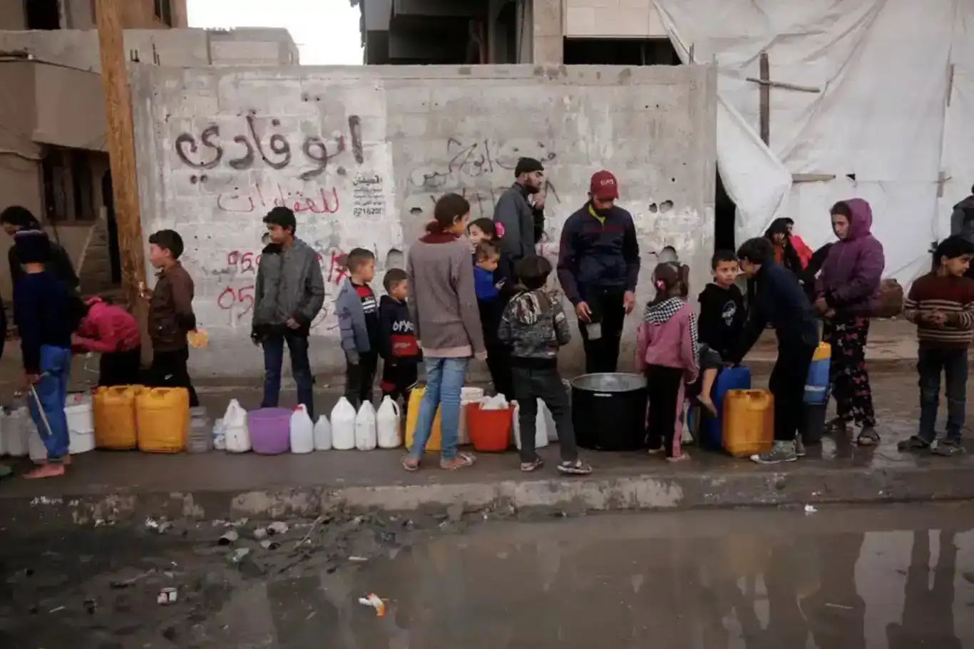 Xelkê Xezzeyê ji ber tinebûna avê bi rîska mirina re rû bi rû ne Xelkê Xezzeyê ji ber tinebûna avê bi rîska mirina re rû bi rû ne