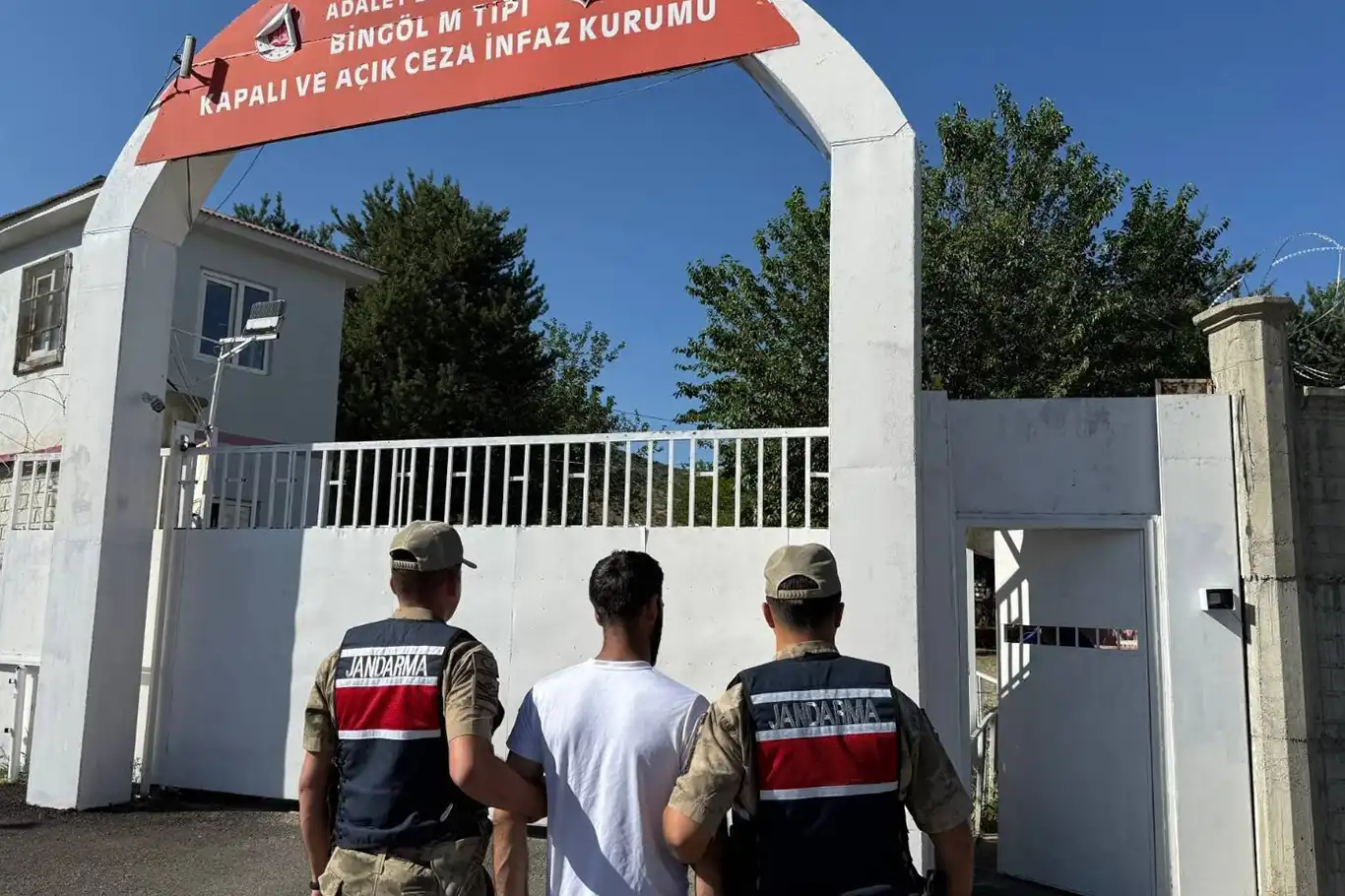 Bingöl’de uyuşturucu suçundan aranan şahıs yakalandı Bingöl’de uyuşturucu suçundan aranan şahıs yakalandı