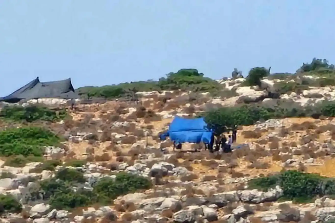 باندە جولەکەکان لە نابلوس چادریان لەسەر زەوییە کشتوکاڵییەکان دانا و لافیتەیەکیان هەڵواسی کە لەسەری نووسرابوو "ئایندە لە فەلەستین نییە" باندە جولەکەکان لە نابلوس چادریان لەسەر زەوییە کشتوکاڵییەکان دانا و لافیتەیەکیان هەڵواسی کە لەسەری نووسرابوو "ئایندە لە فەلەستین نییە"