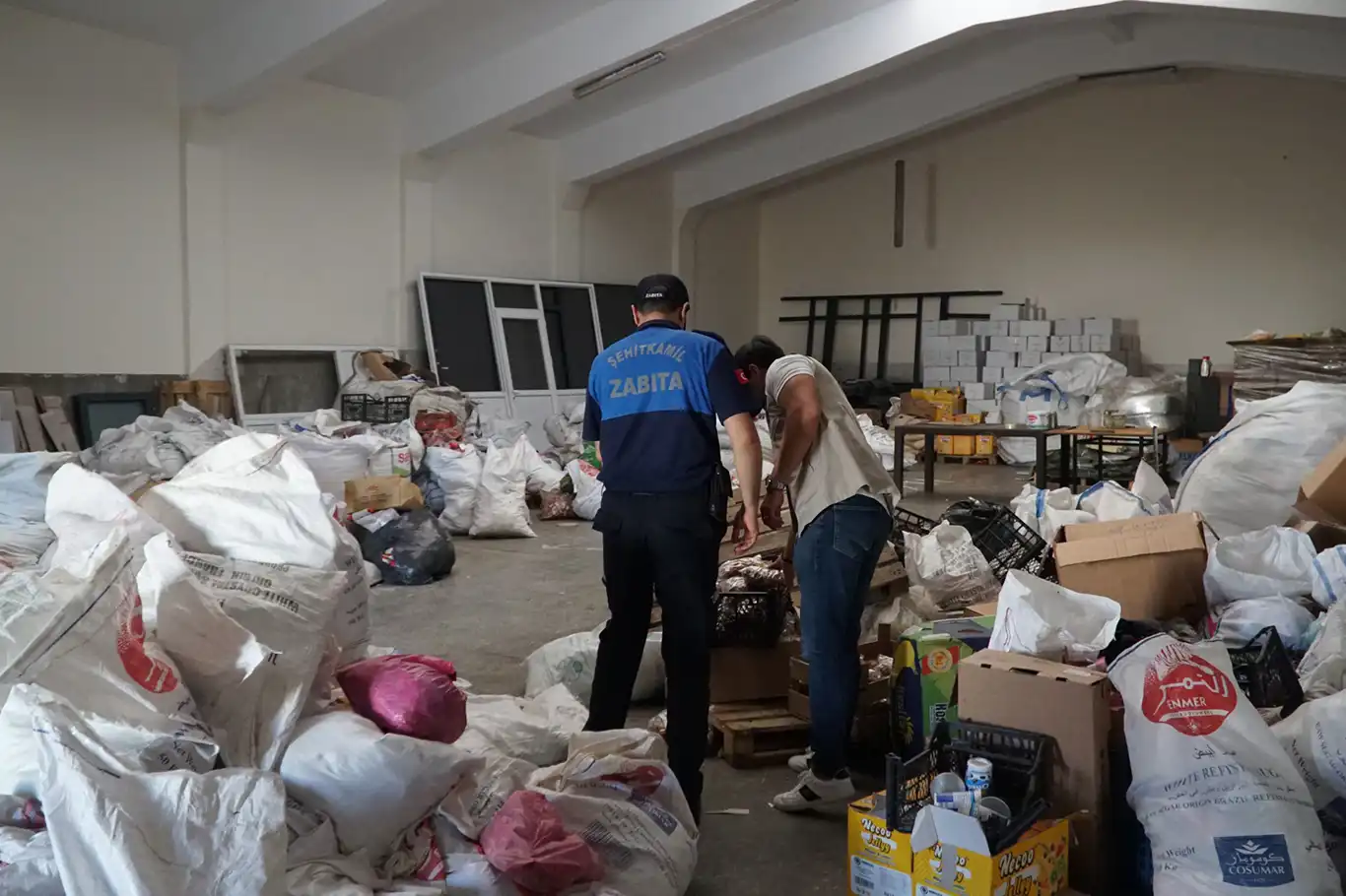 Gaziantep'te bir işletmede 21 ton tarihi geçmiş ürün ele geçirildi Gaziantep'te bir işletmede 21 ton tarihi geçmiş ürün ele geçirildi
