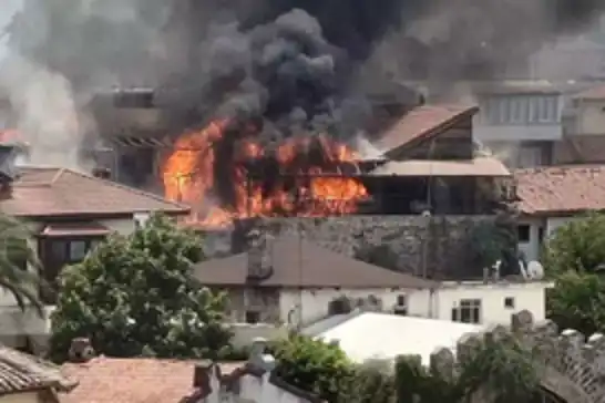 Antalya'da biri otel, 3 iş yeri alevlere teslim oldu