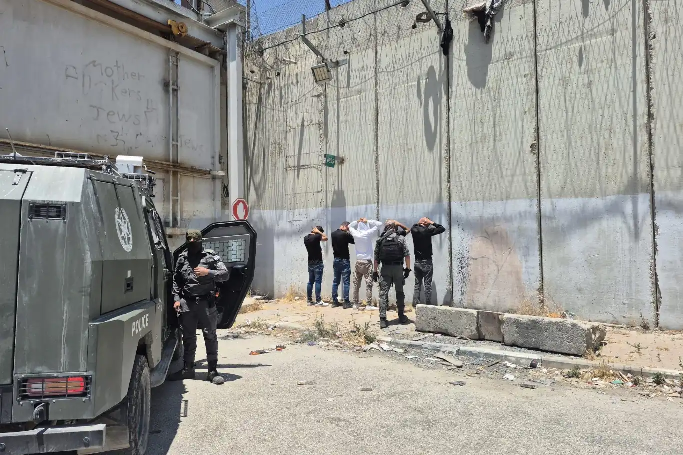 بذريعة عدم حيازة تصاريح..عصابات الاحتلال تعتقل مئات العمال الفلسطينيين بذريعة عدم حيازة تصاريح..عصابات الاحتلال تعتقل مئات العمال الفلسطينيين