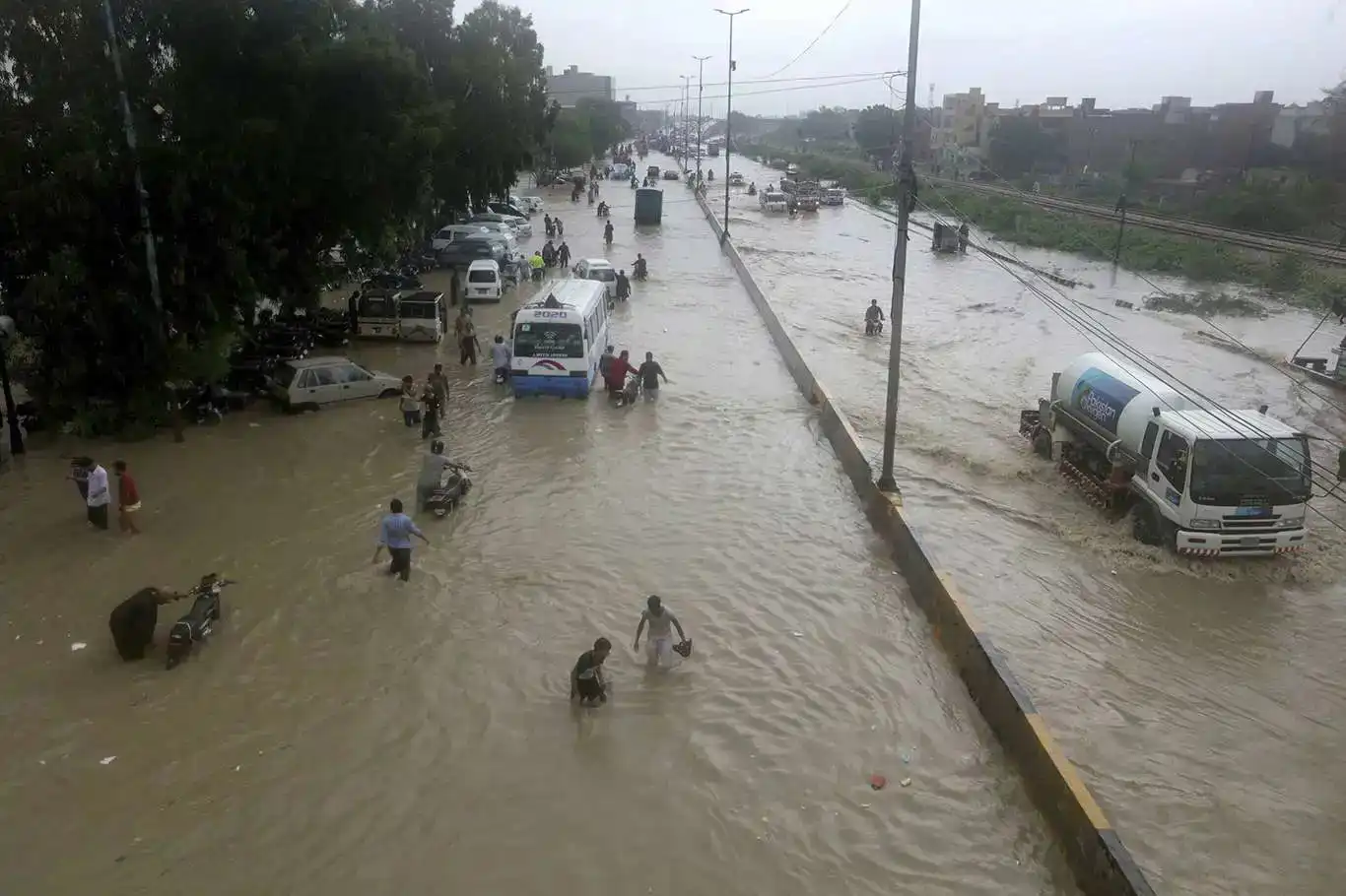 Pakistan’da şiddetli yağış: 38 ölü Pakistan’da şiddetli yağış: 38 ölü
