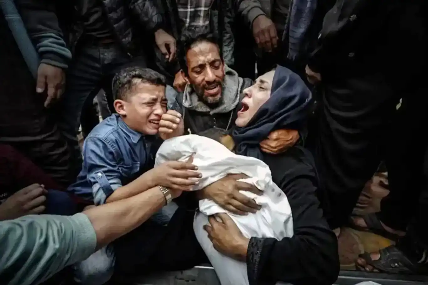 غزة..ارتفاع عدد ضحايا العدوان الصهيوني على غزة إلى 56,500 شهيداً غزة..ارتفاع عدد ضحايا العدوان الصهيوني على غزة إلى 56,500 شهيداً