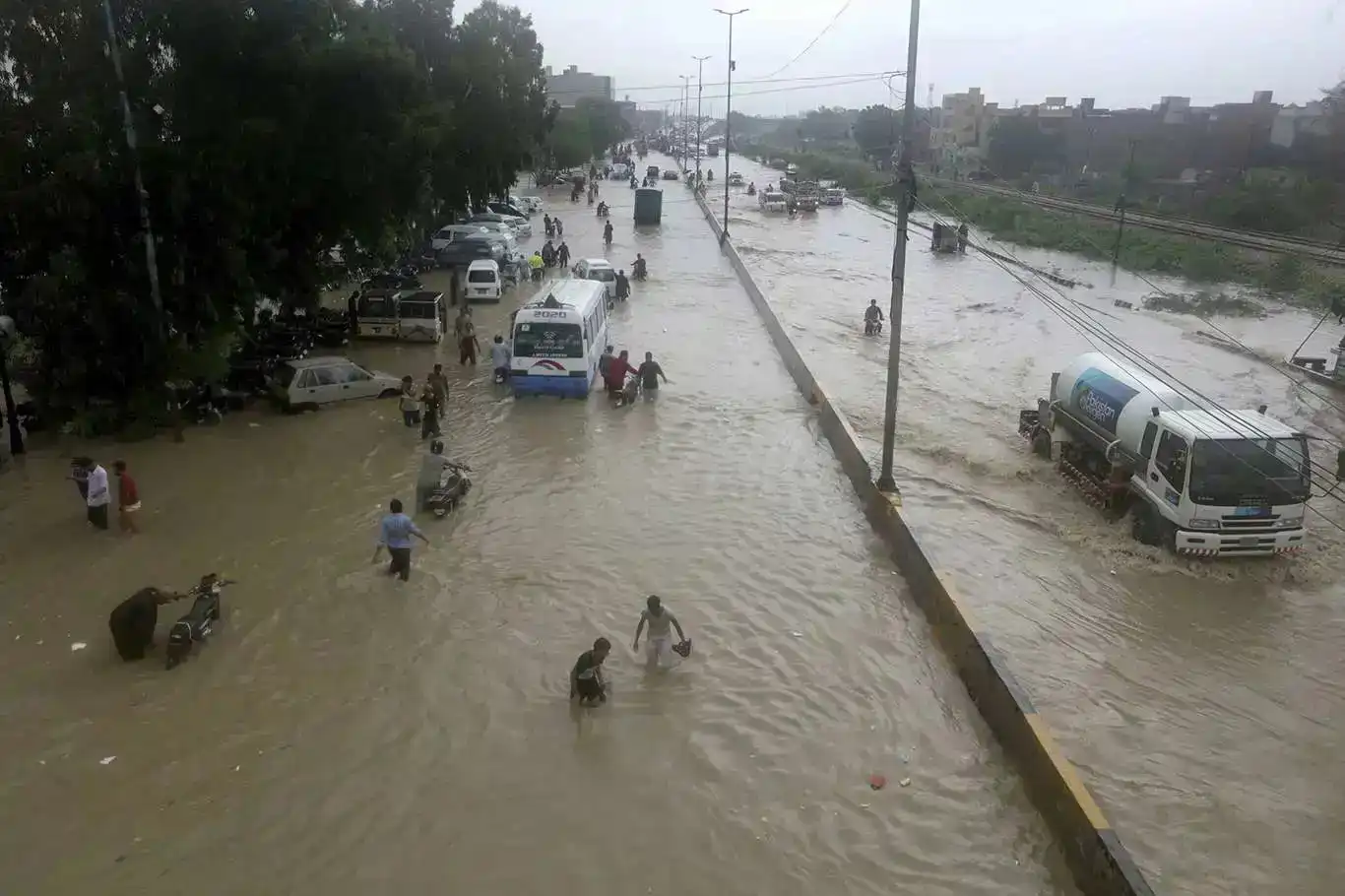 باكستان: 38 قتيلاً و63 جريحاً جراء أمطار موسمية غزيرة باكستان: 38 قتيلاً و63 جريحاً جراء أمطار موسمية غزيرة
