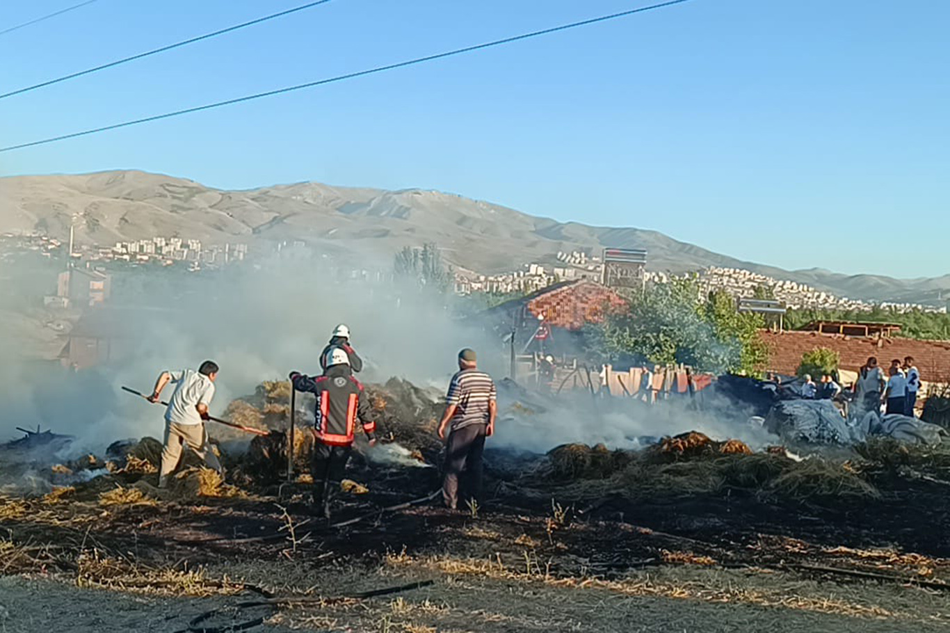 Malatya'da samanlık yangını: Tonlarca saman küle döndü Malatya'da samanlık yangını: Tonlarca saman küle döndü