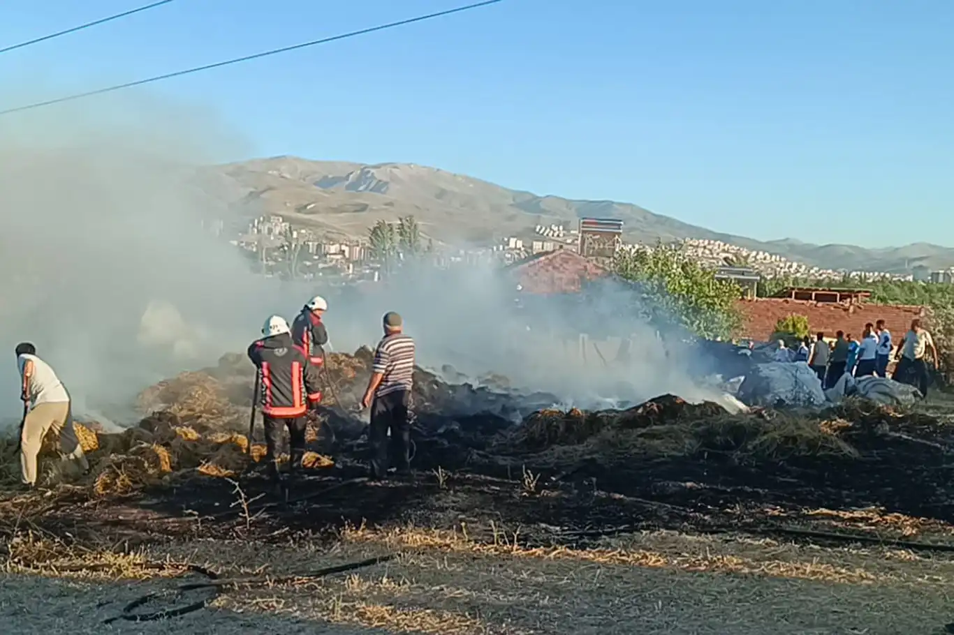 Malatya'da samanlık yangını: Tonlarca saman küle döndü Malatya'da samanlık yangını: Tonlarca saman küle döndü