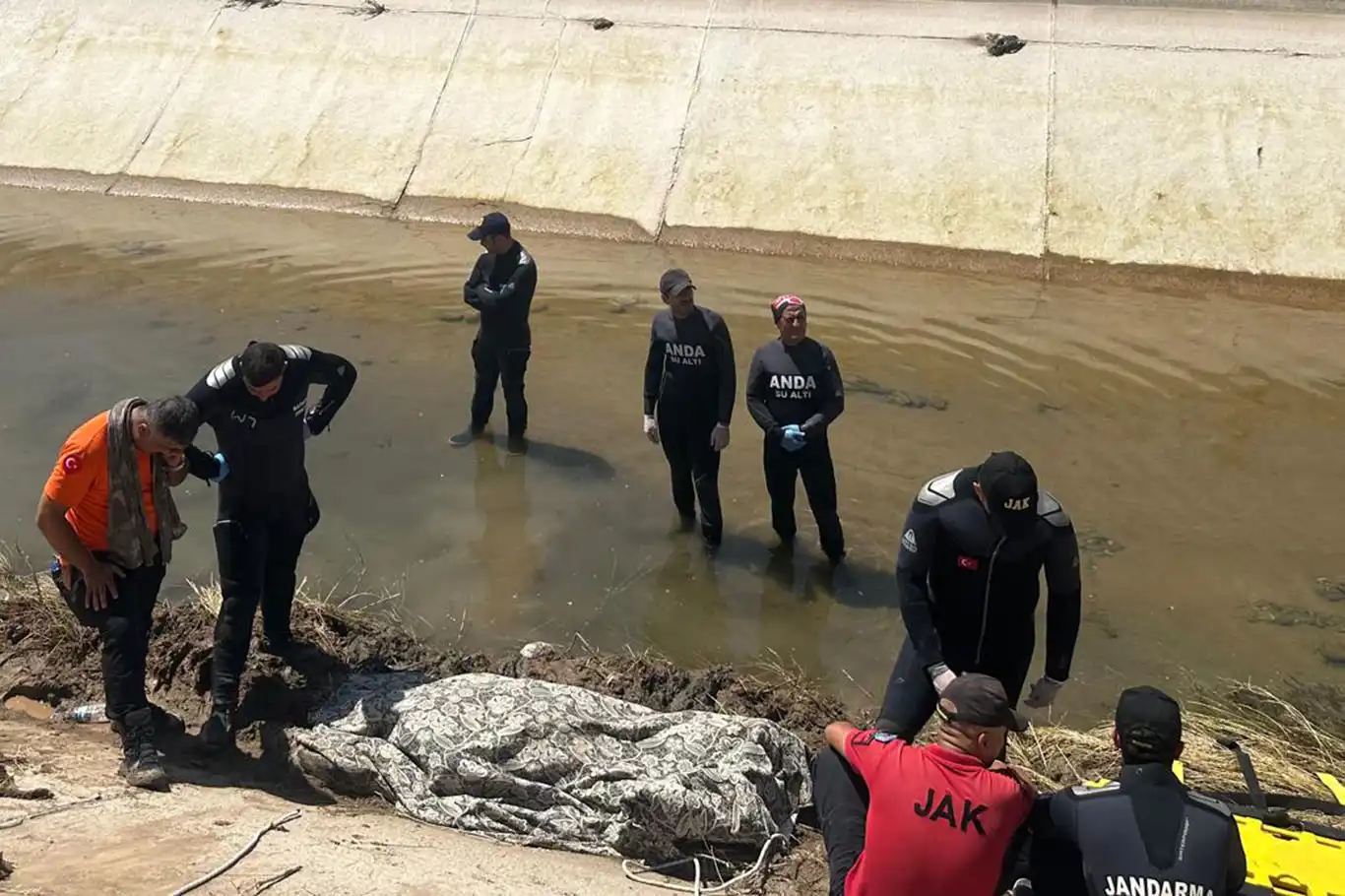 Batman'da kayıp olarak aranan kişi sulama kanalında ölü bulundu Batman'da kayıp olarak aranan kişi sulama kanalında ölü bulundu
