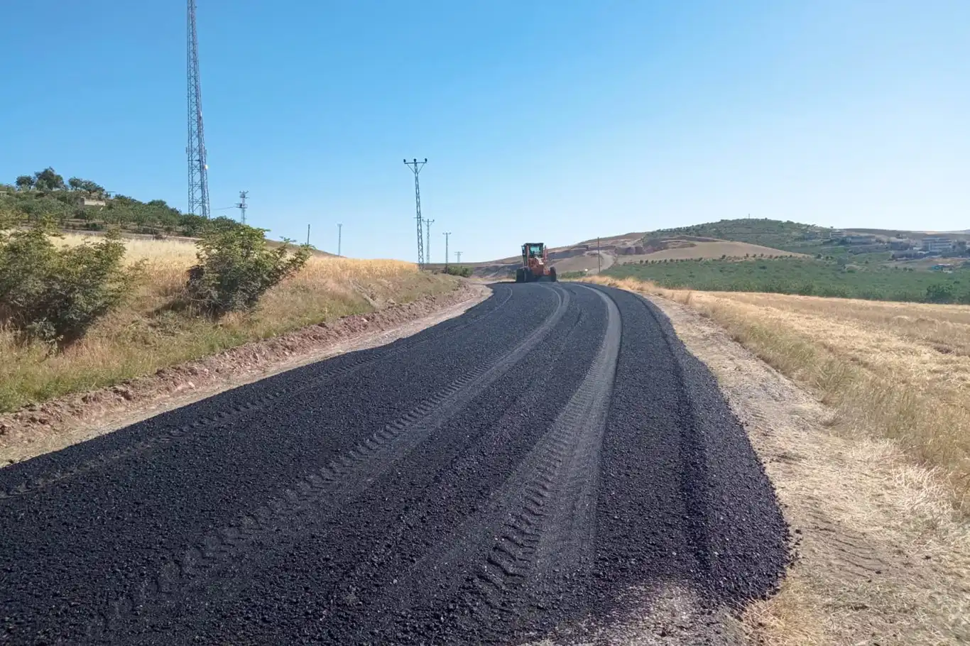 Siirt’te asfalt onarım çalışmaları sürüyor Siirt’te asfalt onarım çalışmaları sürüyor