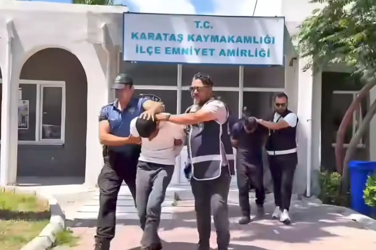 Karataş Kaymakamlığı binasına taşlı saldırı: 1 kişi tutuklandı Karataş Kaymakamlığı binasına taşlı saldırı: 1 kişi tutuklandı