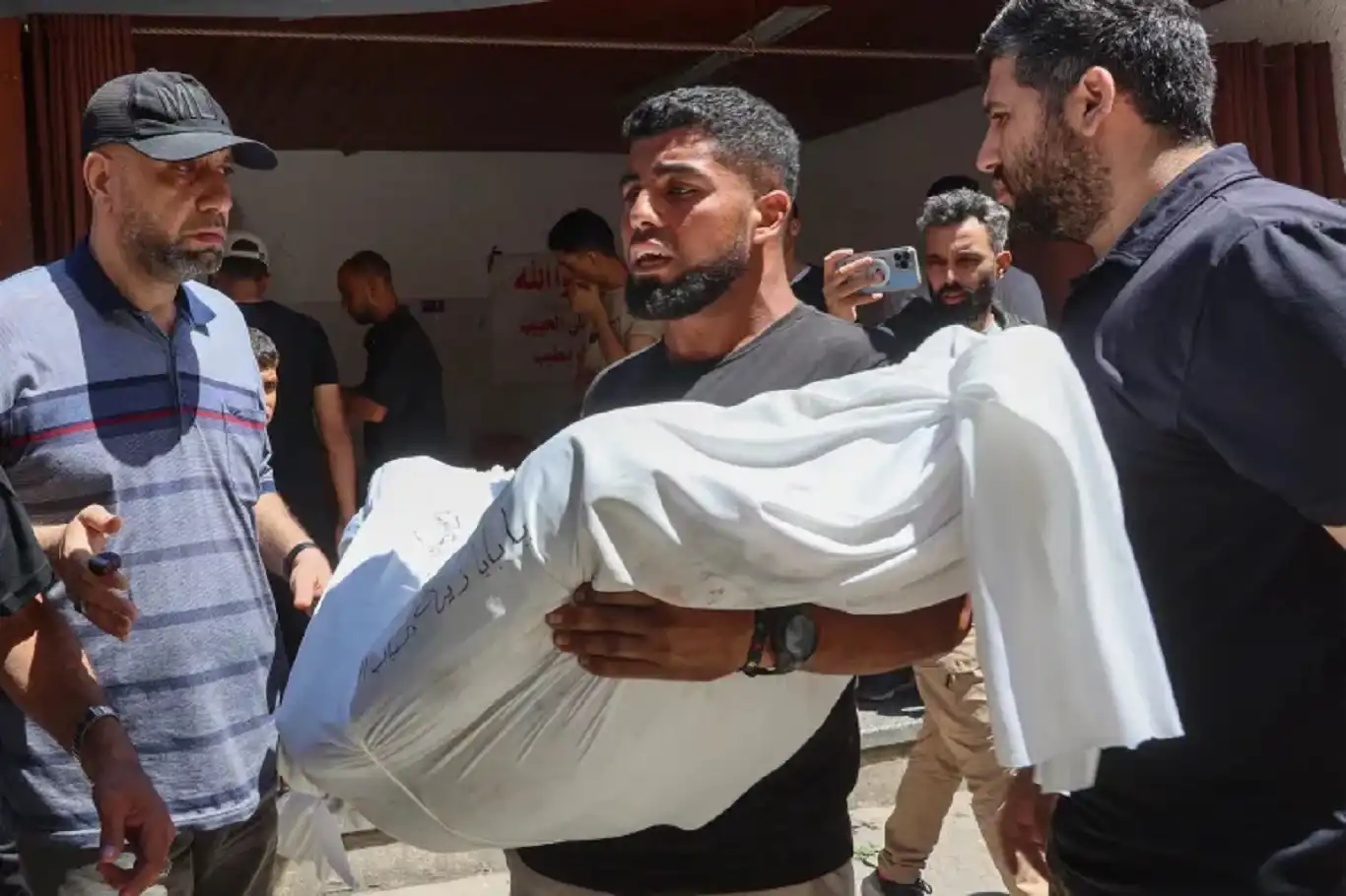 مسؤول كبير في إدارة بايدن: الإسرائيليون ارتكبوا جرائم حرب في غزة مسؤول كبير في إدارة بايدن: الإسرائيليون ارتكبوا جرائم حرب في غزة