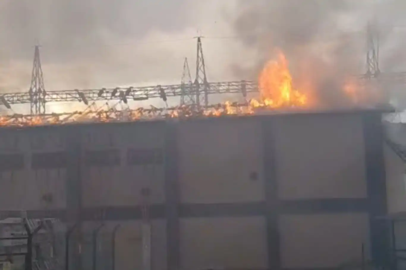 Trafo merkezinde aşırı yüklenmeden yangın çıktı: 150 kırsal mahalle elektriksiz kaldı Trafo merkezinde aşırı yüklenmeden yangın çıktı: 150 kırsal mahalle elektriksiz kaldı