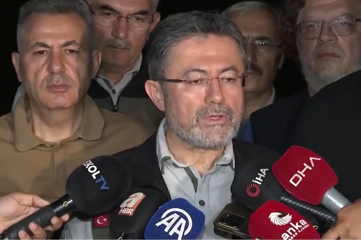 Bakan Yumaklı: Manisa ve İzmir'deki orman yangınları sürüyor Bakan Yumaklı: Manisa ve İzmir'deki orman yangınları sürüyor