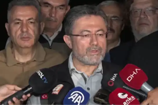 Bakan Yumaklı: Manisa ve İzmir'deki orman yangınları sürüyor