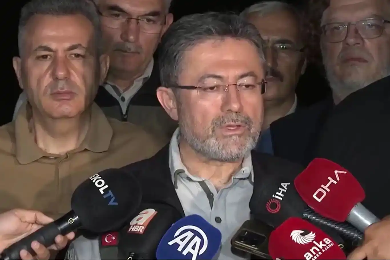 Wezîr Yumakli: Şewatên li Îzmîr û Manîsayê hêj berdewam dikin Wezîr Yumakli: Şewatên li Îzmîr û Manîsayê hêj berdewam dikin