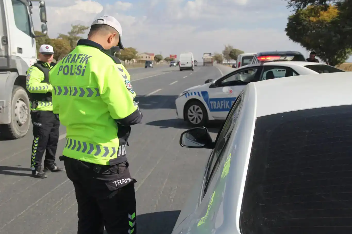 Gaziantep'te trafik kurallarına uymayan 22 arac sürücüsüne ceza kesildi