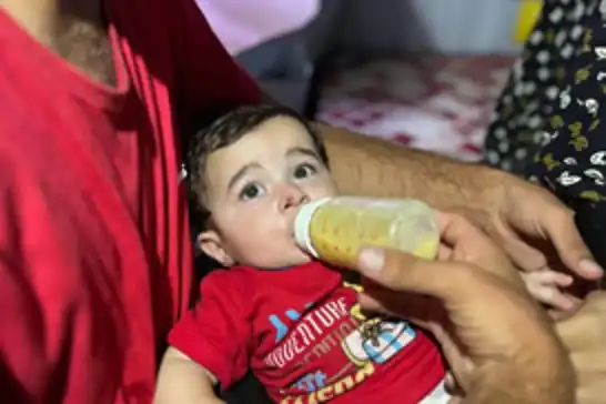  بسبب الحصار الخانق..أطفال غزة يشربون العدس المر بدل الحليب