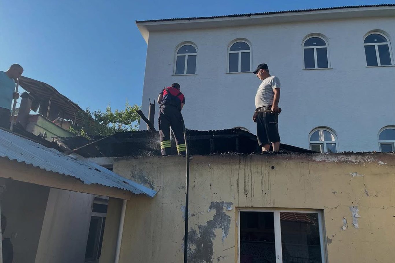 Bingöl’de çıkan yangını vatandaşların müdahalesiyle söndürüldü Bingöl’de çıkan yangını vatandaşların müdahalesiyle söndürüldü
