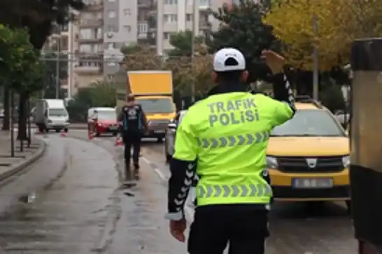 Adana’da trafik denetimlerinde 7 bin 633 sürücüye cezai işlem uygulandı