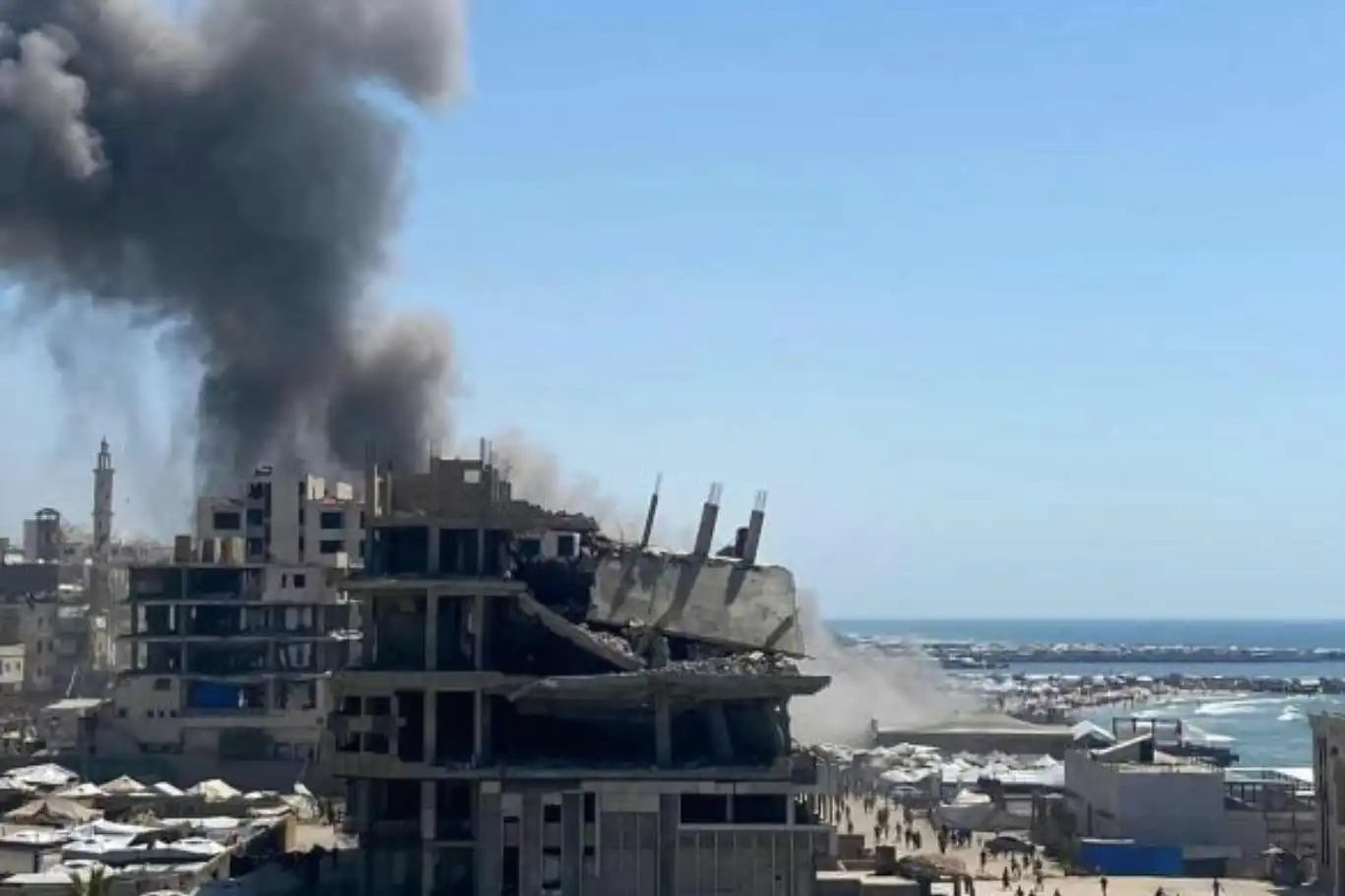 مجزرة مروعة .. ما لا يقل عن 24 شهيدًا بقصف صهيوني غرب غزة مجزرة مروعة .. ما لا يقل عن 24 شهيدًا بقصف صهيوني غرب غزة