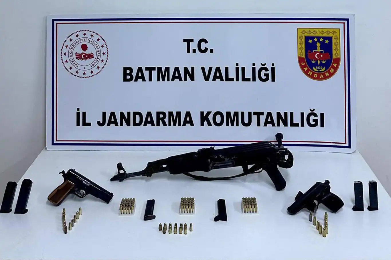 Batman’da kaçak silah operasyonu: Kaleşnikof ve tabancalar ele geçirildi Batman’da kaçak silah operasyonu: Kaleşnikof ve tabancalar ele geçirildi