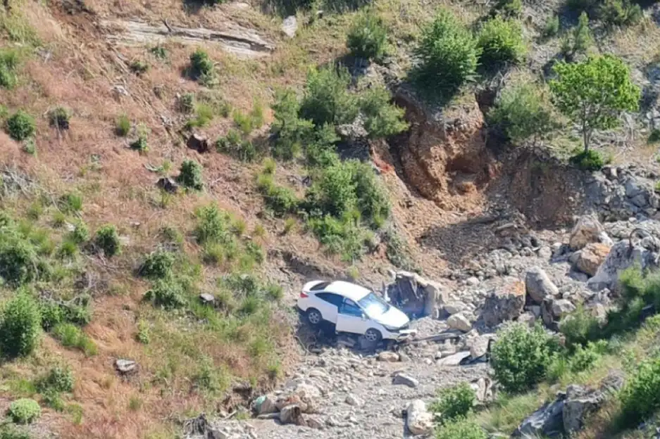 Otomobil uçuruma yuvarlandı: 2 yaralı Otomobil uçuruma yuvarlandı: 2 yaralı