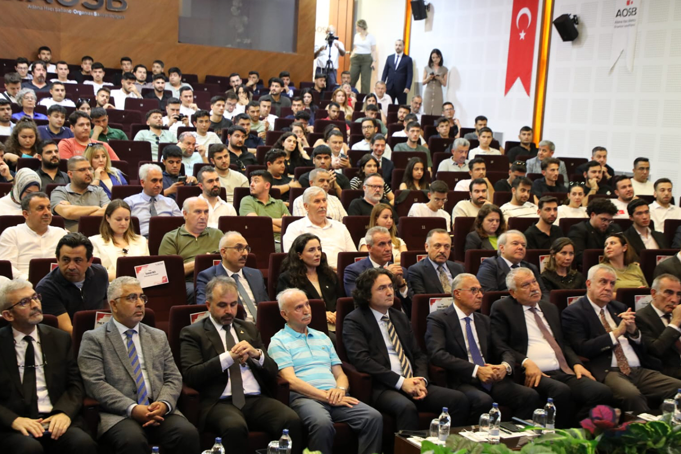 Sanayiye yön veren genç fikirler ödüllendirildi Sanayiye yön veren genç fikirler ödüllendirildi
