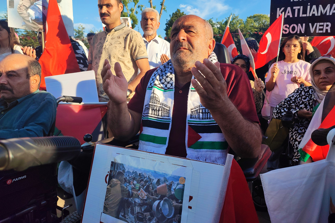 Engellilerden Gazze için anlamlı çağrı: Savaş dursun, insanlar engelli kalmasın Engellilerden Gazze için anlamlı çağrı: Savaş dursun, insanlar engelli kalmasın
